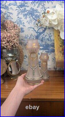 Paire de Vases Art Nouveau en Verre Émaillé Peint à la Main de la fin du XIXème Paire de Vases Art Nouveau en Verre Émaillé Peint à la Main de la fin du XIXème