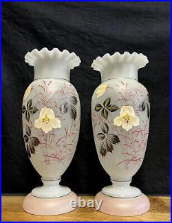 Paire de Vases a collerette en verre opalin époque Art Nouveau vers 1900