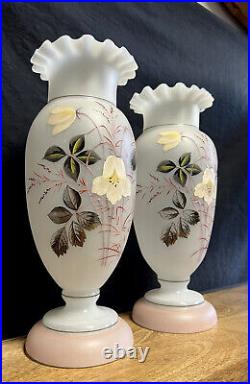 Paire de Vases a collerette en verre opalin époque Art Nouveau vers 1900