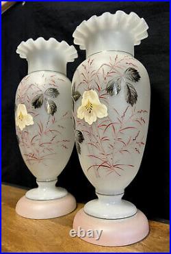 Paire de Vases a collerette en verre opalin époque Art Nouveau vers 1900