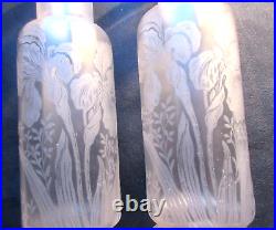 Paire de vases rouleaux, verre incolore gravé d'iris, Art-Déco, Art-Nouveau