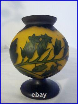 Petit vase soliflore pâte verre Art nouveau au decor de melisse signé Richard