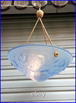 Plafonnier / lustre Art nouveau en verre moulé pressé bleu en état de marche