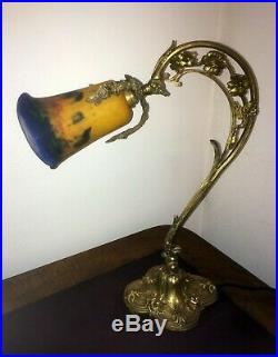 RARE lampe Art-Nouveau en bronze avec une tulipe en pâte de verre MULLER / DEGUÉ