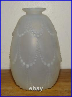 Rare beau Vase Modèle Perle Opalescent signé R Lalique