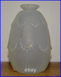 Rare beau Vase Modèle Perle Opalescent signé R Lalique