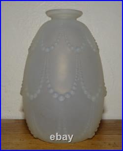 Rare beau Vase Modèle Perle Opalescent signé R Lalique