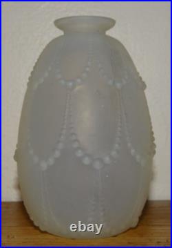 Rare beau Vase Modèle Perle Opalescent signé R Lalique