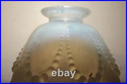 Rare beau Vase Modèle Perle Opalescent signé R Lalique