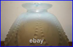 Rare beau Vase Modèle Perle Opalescent signé R Lalique