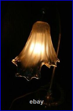 Superbe lampe de bureau Art Nouveau en laiton tulipe verre inclusions