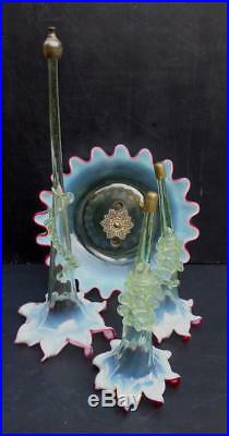Surtout floral à 3 cornets de verre irisé, Art Nouveau. Bon état