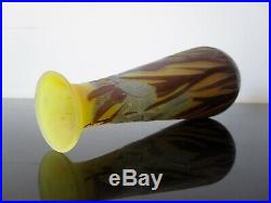 Vase GALLE Iris verre multicouche dégagé acide. Art nouveau. Pate de verre