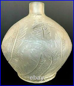 Vase René LALIQUE art nouveau modèle Plumes en verre opalescent de 1920