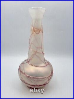 Vase en verre soufflé irisé décor filets roses de Pallme König Art Nouveau