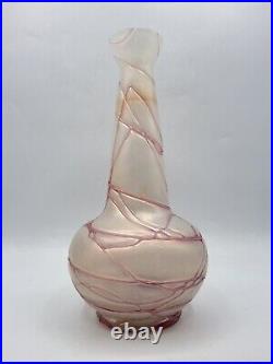 Vase en verre soufflé irisé décor filets roses de Pallme König Art Nouveau