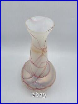 Vase en verre soufflé irisé décor filets roses de Pallme König Art Nouveau