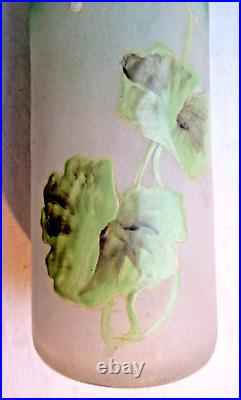 Vase rouleau au Géranium, verre vert anis émaillé LEGRAS, Art Déco Nouveau